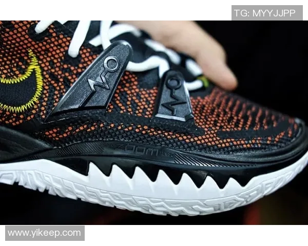 欧文新鞋发布会踩踏耐克Logo引发热议艺术与品牌的界限何在 欧文新鞋发布会踩踏耐克Logo引发热议艺术与品牌的界限何在